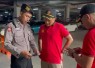 Telusuri video viral pria masuk kolong mobil