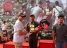 Panglima TNI Jenderal TNI Agus Subiyanto memberikan hadiah juara lomba tembak, Minggu (20/9)