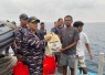 Di Tengah Operasi Perisai Sura-26, KRI Posepa-870 Bagikan Sembako kepada Nelayan di Perairan Fakfak