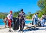 TNI AL Ajak Pelajar Pulau Buru Berburu Sampah Bersihkan Pantai Jikumerasa 