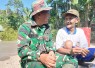 Senyum warga bersama prajurit TNI di sela pelaksanaan TMMD Reguler Ke-129 Kodim 0714/Salatiga di Desa Cukil, Kecamatan Tengaran, Kabupaten Semarang. Di balik senyum sederhana itu, tumbuh kebersamaan dan harapan baru bagi desa.