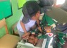 Personel Pos Lakmars Satgas Pamtas RI–RDTL Sektor Timur Yonarmed 12 Kostrad turut membantu pelaksanaan kegiatan Posyandu LakmarasTas di Dusun Mebupour, Desa Lakmars, Kecamatan Lamaknen Selatan, Kabupaten Belu, Nusa Tenggara Timur. 