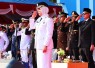 Wabup Bintan, Deby Maryanti saat Pimpin Upacara Penurunan Bendera Merah Putih HUT ke-81 RI di Relief Antam Kijang