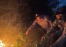Tim gabungan Polres Bondowoso bersama Perhutani berjibaku memadamkan kebakaran hutan dan lahan (karhutla) di kawasan Desa Jampit, Kecamatan Ijen, Bondowoso, Jumat (4/9/2026). Petugas menembus medan terjal dan kepungan angin kencang untuk melokalisir serta memastikan api tidak kembali menjalar.