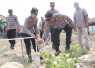 Kapolres meletakkan batu pertama pembangunan tower sumur bor sekaligus melepas pendistribusian perdana air bersih bagi warga yang membutuhkan.