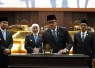 Penandatanganan bersama atas Rancangan Peraturan Daerah tentang Penyertaan Modal pada Jamkrida Jatim dalam Rapat Paripurna DPRD Jatim, Senin (7/9/2026).